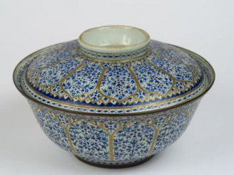 Vente aux enchères Coupe couverte en porcelaine, à décor blanc bleu et or de petites fleu