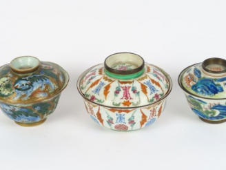 Vente aux enchères Ensemble de 3 bols couverts dont :  - Bol couvert en porcelaine polych