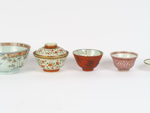 Ensemble de 5 bols dont un couvert et 1 vase en porcelaine, à décor di