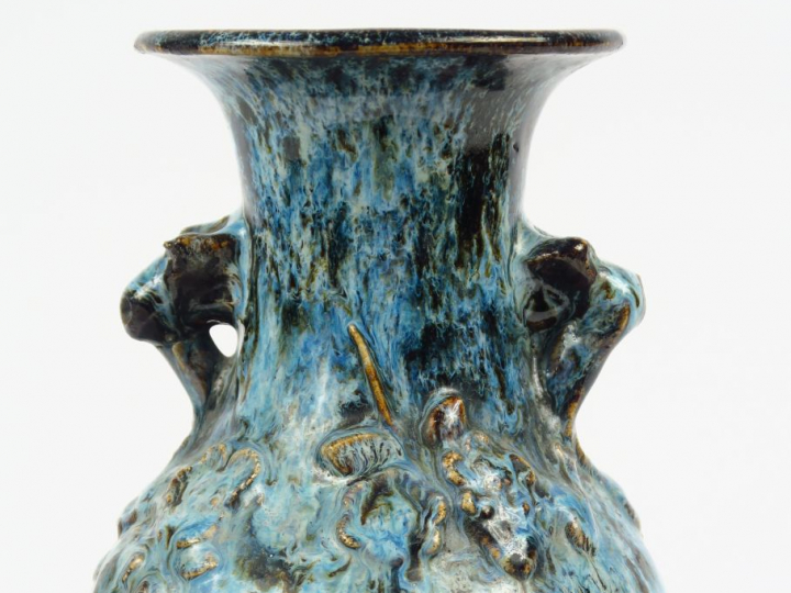 Vase ovoïde à col évasé en grès porcelaineux émaillé flammé bleu à déc