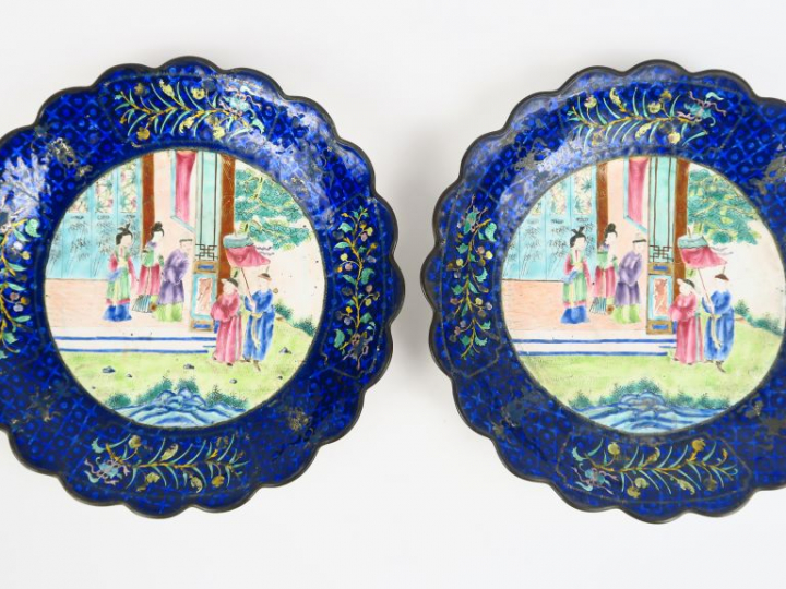 Paire d'assiettes en émail sur cuivre de Canton, famille rose. Chine, 