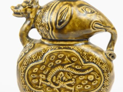 Vase double gourde en grès émaillé figurant un éléphant.  Asie du Sud 