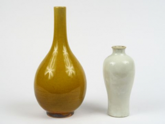 Vente aux enchères Deux vases en porcelaine émaillée l'un jaune craquelé de forme bouteil