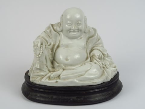 Sujet en porcelaine blanche figurant un bouddha souriant.  Chine, XX è