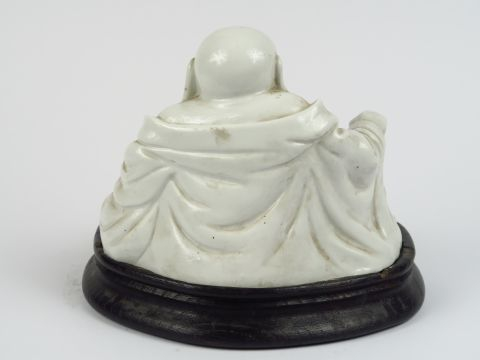 Sujet en porcelaine blanche figurant un bouddha souriant.  Chine, XX è