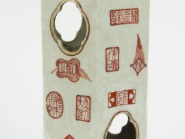 Vente aux enchères Vase à pans coupés, motifs calligraphiés corail. Chine, deuxième moiti