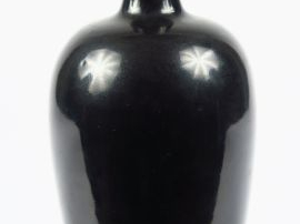 Vente aux enchères Petit vase balustre à col resséré en porcelaine émaillée noire. Chine,