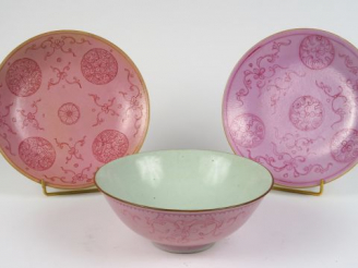 Vente aux enchères Trois pièces en porcelaine à décor stylisé rouge sur fond rose, porte 
