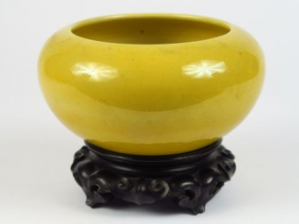 Vente aux enchères Coupe ovoïde en porcelaine émaillée jaune, sur socle bois, marque Yong