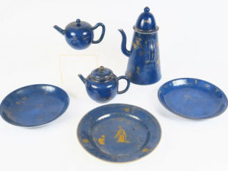 Vente aux enchères Partie de service à thé-café en porcelaine émaillée bleue poudré à déc