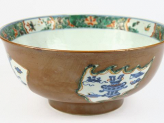 Vente aux enchères Coupe en porcelaine à décor d'émaux de la famille verte et blanc de Ch