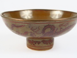 Vente aux enchères Petite coupe sur pied en porcelaine à décor rouge d'un dragon sur couv