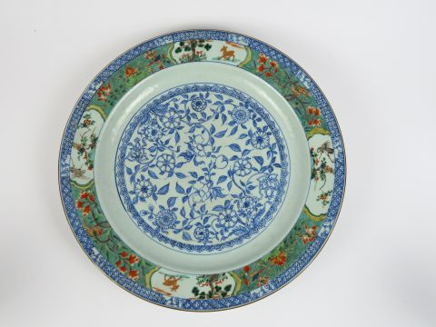Important plat rond en porcelaine blanc et bleu et peint d'émaux de la