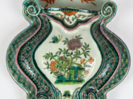 Vase d'applique en porcelaine aux émaux de famille verte à décor de bo