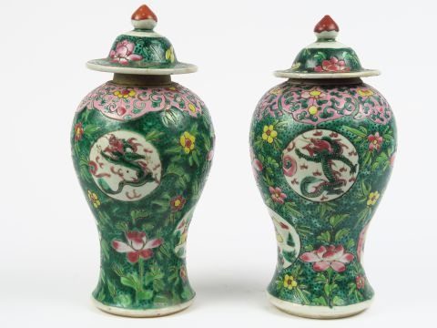 Paire de potiches couvertes de forme balustre en porcelaine à émaux de