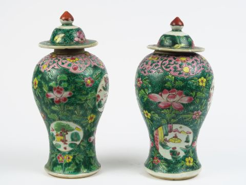 Paire de potiches couvertes de forme balustre en porcelaine à émaux de