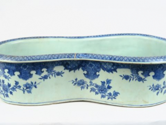 Vente aux enchères Bourdalou en porcelaine émaillée blanc bleu à décor de végétaux.  Comp