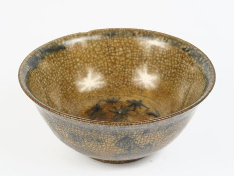 Coupe en porcelaine émaillée craquelée café au lait et peint de décor 