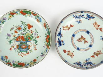 Vente aux enchères Deux assiettes en porcelaine polychrome l'une à décor Imari de poisson