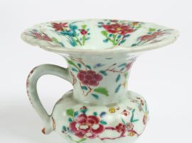 Vente aux enchères Crachoir en porcelaine de la famille rose.  Chine, XVIII ème siècle. H