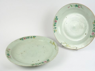 Vente aux enchères Deux plats creux en porcelaine, à décor de branchage de fleurs au nive