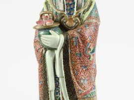 Importante statuette en émaux famille rose représentant une jeune femm