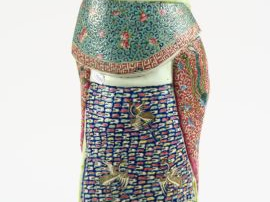 Importante statuette en émaux famille rose représentant une jeune femm