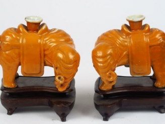 Vente aux enchères Deux sujets en porcelaine émaillée corail figurant des éléphants forma