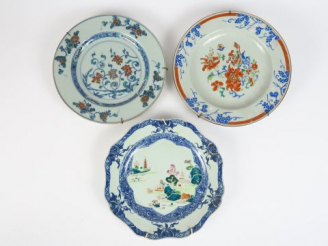Vente aux enchères Lot comprenant trois assiettes en porcelaine famille rose pour l'une d