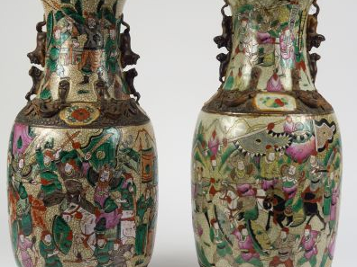 Paire de vases en porcelaine de Nankin décor polychrome de guerriers s