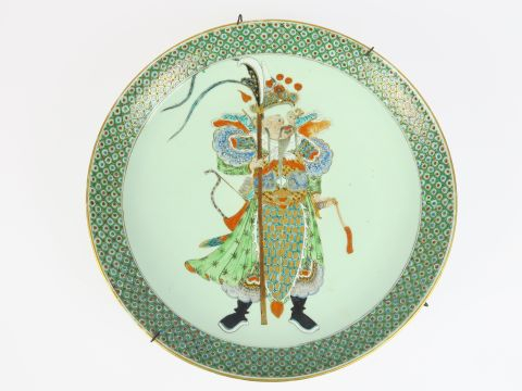 Importante coupe en porcelaine et émaux famille rose, représentant un 