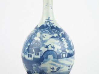 Vente aux enchères Vase bouteille en porcelaine blanche XVIIIème, à décor bleu sous couve