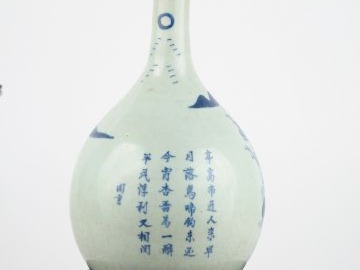 Vase bouteille en porcelaine blanche XVIIIème, à décor bleu sous couve