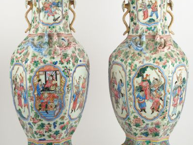 Paire de vases en porcelaine, famille rose, monture en bronze. Chine. 