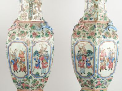 Paire de vases en porcelaine, famille rose, monture en bronze. Chine. 