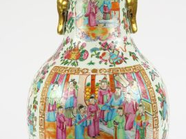 Vente aux enchères Vase de forme balustre en porcelaine de Canton à décor dans le goût de