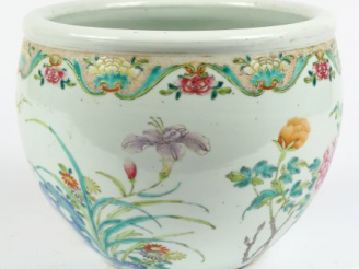 Vente aux enchères Petite vasque à poisson ou jardinière en porcelaine et émaux famille r