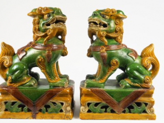 Vente aux enchères Paire de lions bouddhiques assis sur des terrasses ajourées ornées de 