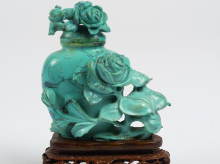 Petit vase couvert en turquoise sculpté d'une fleur et d'un oiseau. Ch