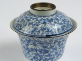 Vente aux enchères Bol couvert en porcelaine de Huê à décor blanc bleu de grandes fleurs 