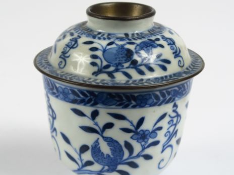 Bol couvert en porcelaine de Huê à décor blanc bleu de végétaux monté 