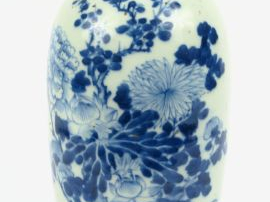 Vente aux enchères Vase ovoïde en porcelaine de Huê à décor blanc bleu de fleurs et branc