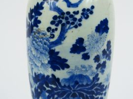 Vente aux enchères Vase balustre en porcelaine de Huê à décor blanc bleu de branches de p