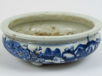 Vente aux enchères Brûle-parfum en porcelaine de Huê, à décor blanc bleu, reposant sur tr