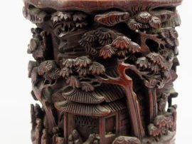 Vente aux enchères Porte pinceaux en bambou sculpté d'une scène se déroulant à l'intérieu