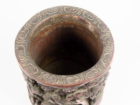 Porte pinceaux en bambou sculpté d'une scène se déroulant à l'intérieu