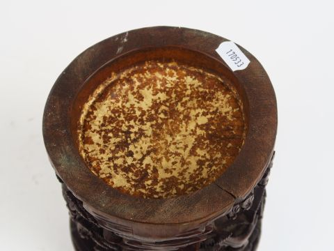 Porte pinceaux en bambou sculpté d'une scène se déroulant à l'intérieu