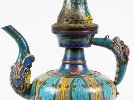 Vente aux enchères Verseuse en émaux cloisonnés sur cuivre, décor polychrome de motifs de