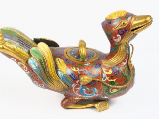 Vente aux enchères Verseuse en cuivre et émaux cloisonnés prenant la forme d'un canard, d