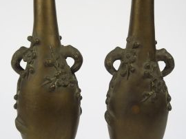 Vente aux enchères Paire de vases bouteilles en bronze dépatiné à décor de branches de pr